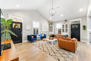 Smart TV - Spacious 3BR Getaway - Walkable to Downtown + Close to FSU & FAMU (Tallahassee)