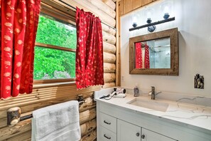 Kostenlose Toilettenartikel, Haartrockner, Handtücher