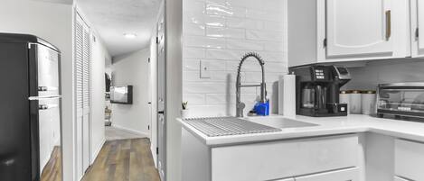 Fridge, oven, stovetop, coffee/tea maker