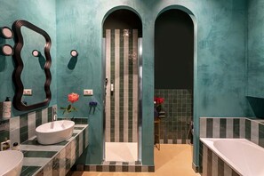 Dusche, Haartrockner, Bidet, Handtücher