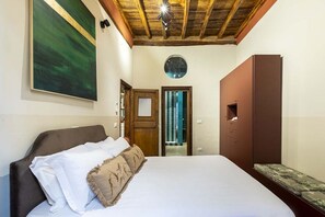 4 chambres, coffres-forts dans les chambres, fer et planche à repasser