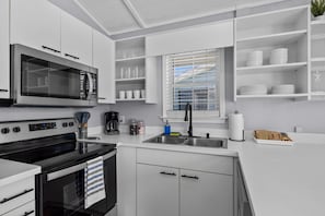Refrigerador con congelador, microondas, horno y parrilla de estufa 