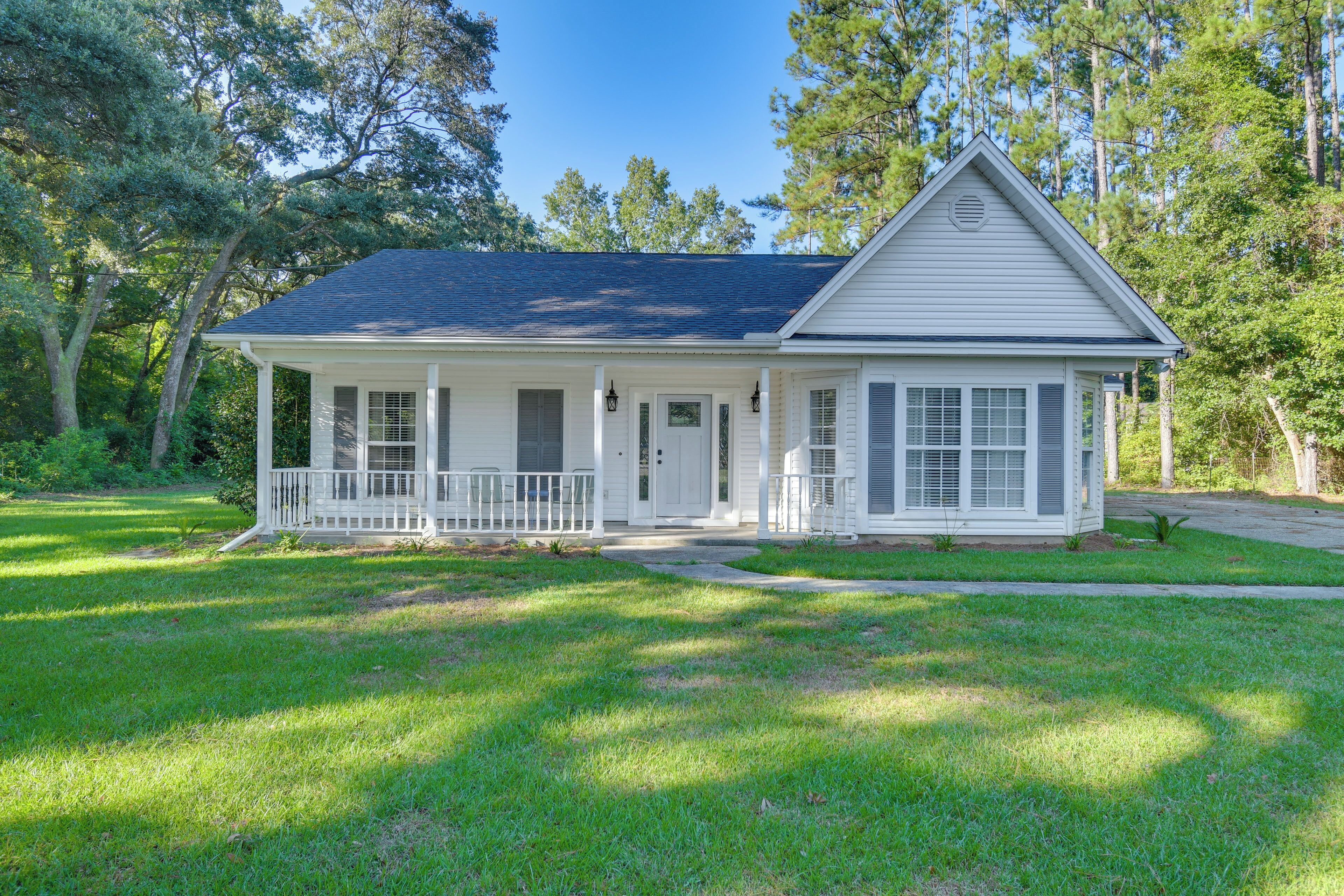 Peaceful Fairhope Cottage w/ Covered Patio!
