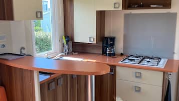 Geladeira, micro-ondas, cooktop, cafeteira/chaleira