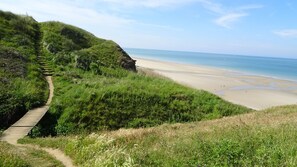 A coastal path leading to a beach with a clear view of the ocean. - Seaside mobil-home any comfort sight on the<br>Sea camping LE PHARE D'OPALE (Le Portel)