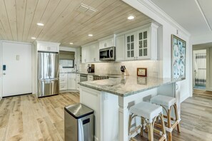 Fridge, microwave, oven, stovetop - Amelia Island - Amelia by the Sea Private Fishing Pier, Tennis Courts (Fernadina Beach)