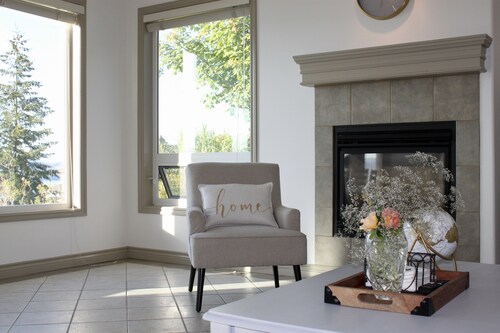 Luxurious Kelowna Retreat - Ideal for Families, Relocation, Romantic Getaways 