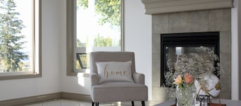 Luxurious Kelowna Retreat - Ideal for Families, Relocation, Romantic Getaways 