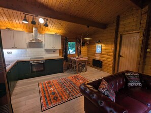Una televisión, una chimenea, un reproductor estéreo
