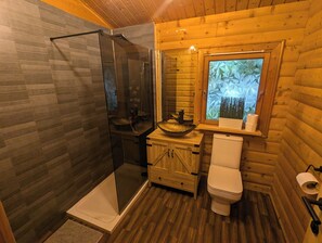 Combined shower/tub, hair dryer, towels - Pineshadow Lodge-Dog Friendly, Kenwick Park, Louth (Louth)