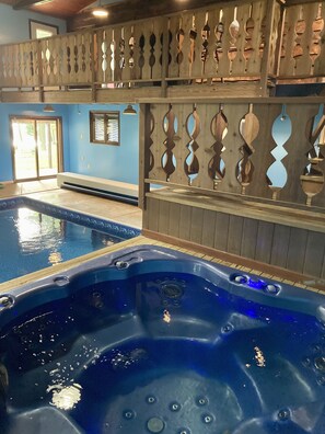 Innendørsbasseng og et oppvarmet basseng