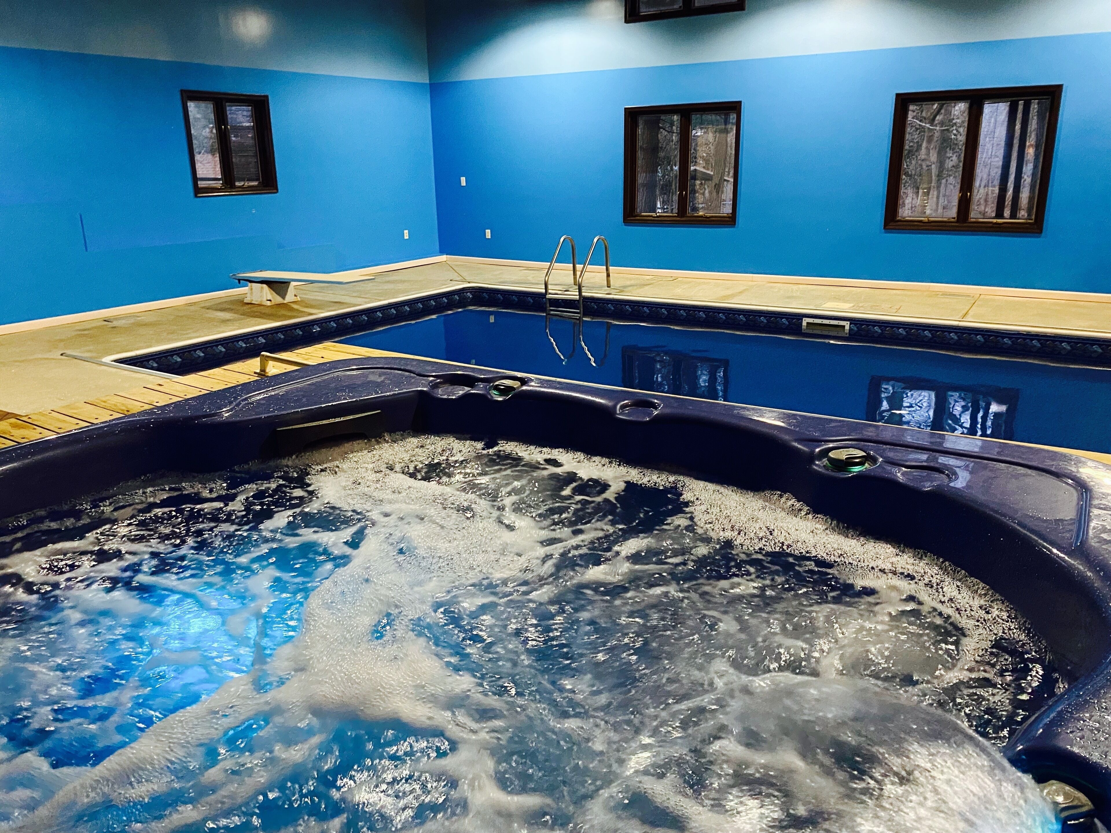 Available Aug 25-Sept 1, Private Chalet with Heated Indoor Pool&Hot Tub