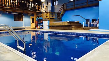 Een binnenzwembad en een verwarmd zwembad