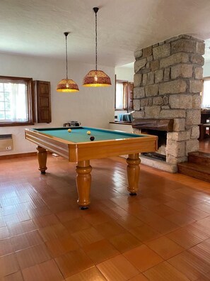 Games room - 6-Bed Cottage Sleeps 12 with Gardens (Barcelos)