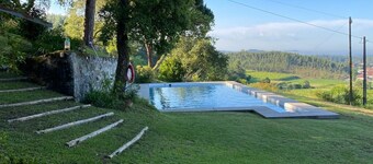 Cottage Sleeps 12 with Pool and Parking