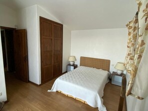 6 slaapkamers, een strijkplank/strijkijzer, wifi, beddengoed