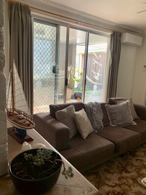 DVD player, books - Cosy lakeside Family+Pet friendly 3 BR HolidayHOME (Lakes Entrance)