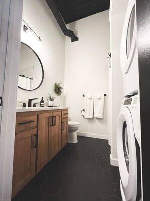 Combined shower/bathtub, hair dryer, towels, soap