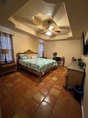6 bedrooms, desk, iron/ironing board, free WiFi