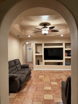 Smart-TV, DVD-Player, Arbeitsbereiche, Drucker