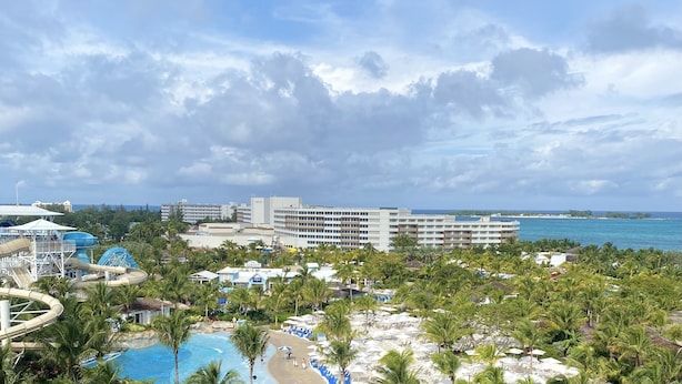 A resort with a large building, a water park, and a beach area with umbrellas. - Spacious 3-Bedroom Apartment with WiFi & AC in Lovely Nassau (Nassau)