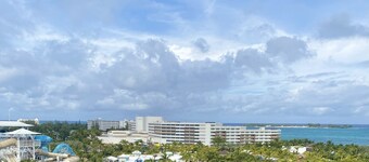 Spacious 3-Bedroom Apartment with WiFi & AC in Lovely Nassau