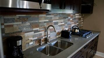 Kühlschrank, Mikrowelle, Herdplatte, Geschirrspüler