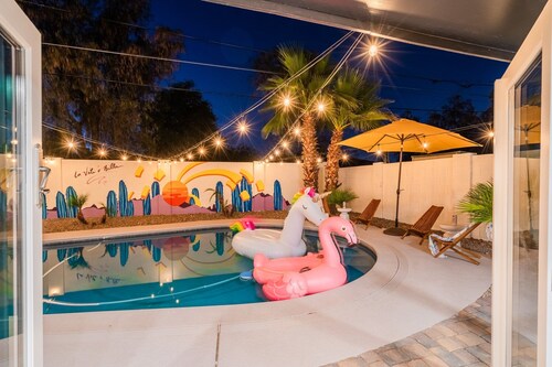 Old Town Oasis!Heated Pool!BBQ!Firepit!Minigolf!Game Room!
