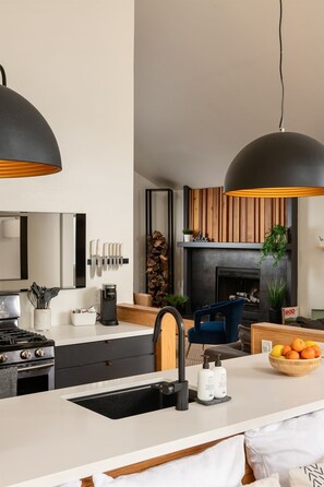 Frigorifero, microonde, forno, piano cottura