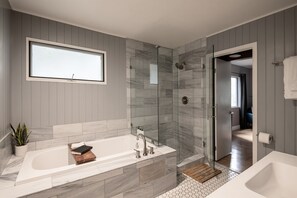 Badewanne, Haartrockner, Handtücher