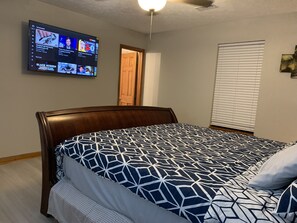 2 bedrooms, desk, iron/ironing board, free WiFi - Cheerful 2 Bedroom 2 Bath Duplex in West Rome GA (Rome)