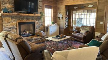 Smart-tv, een open haard, videospelletjes en een dvd-speler