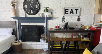 Laura’s Sweet Suite<br>Private, Cozy 2-Bd Rm Guest Suite.<br> HOT TUB