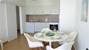 1 habitación, tabla de planchar con plancha y wifi