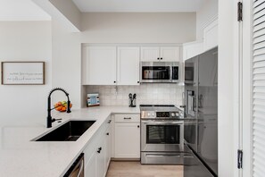 冰箱、微波炉、烤箱、炉灶