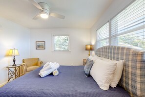 3 bedrooms, iron/ironing board, free Internet, bed sheets