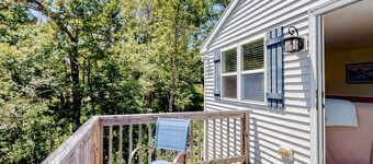 Oceanfront escape with deck, views of Lobster Cove & firepit - walk to town