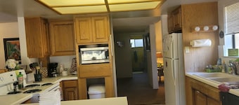 Peaceful weekend getaway 1 block from the river