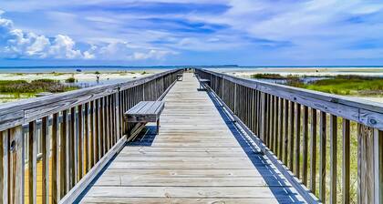 Ground-floor condo with AC, patio, pools, tennis, & beach access