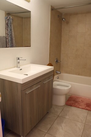 Combined shower/tub - Home away from home! (Decatur)