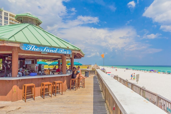 Beach nearby - Garden-view condo with lagoon & kid's pools, beach access, on-site eateries & AC (Destin)