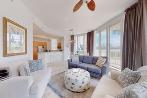 TV - Garden-view condo with lagoon & kid's pools, beach access, on-site eateries & AC (Destin)