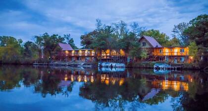 Enjoy a lakeview sunset in Room 6 - The Bear's Den - Curriers Lakeview Lodge