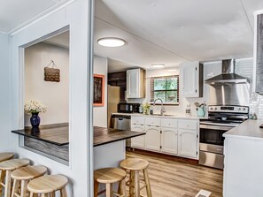 Een koelkast, een microgolfoven, een oven, een kookplaat