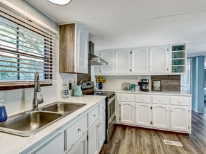 Réfrigérateur, four à micro-ondes, un four, surface de cuisson