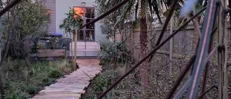 المنطقة المحيطة بالمنشأة