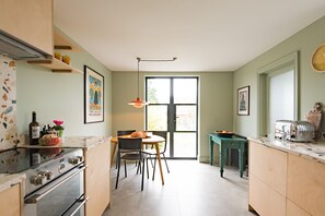 Réfrigérateur, four, lave-vaisselle, cafetière/bouilloire