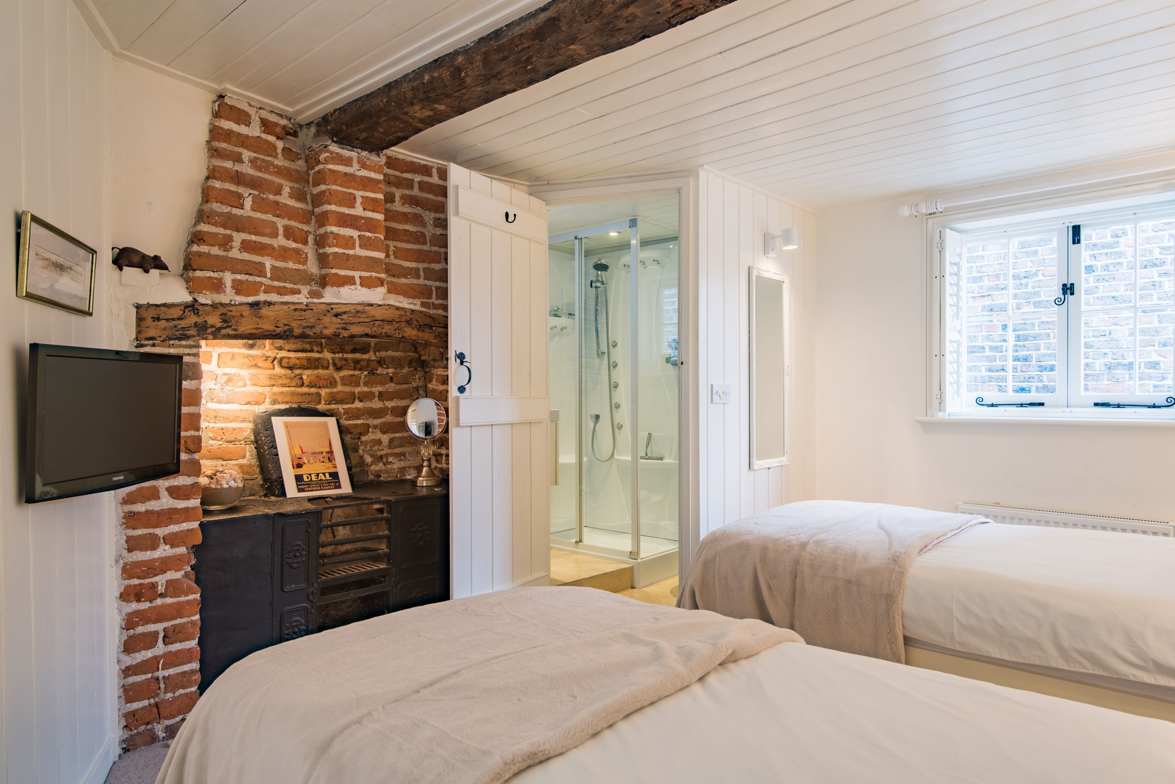 2 bedrooms, desk, iron/ironing board, WiFi