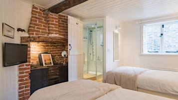 2 bedrooms, desk, iron/ironing board, WiFi