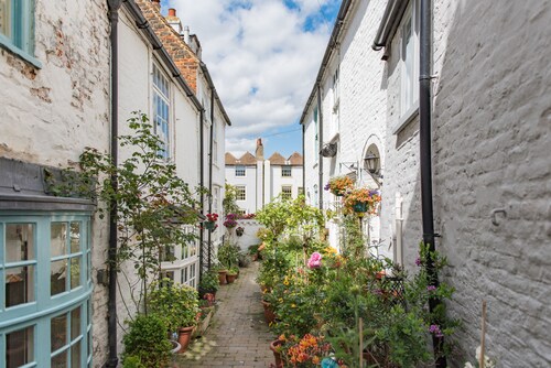 A delightful cottage in the heart of the historic conservation area of Deal